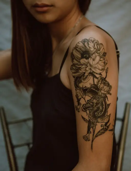 Dragón y peonía en brazo